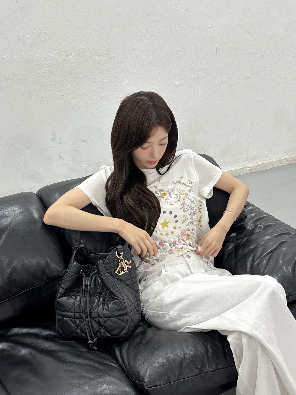 올화이트 룩에 매치한 노정의의 디올 디모션 백