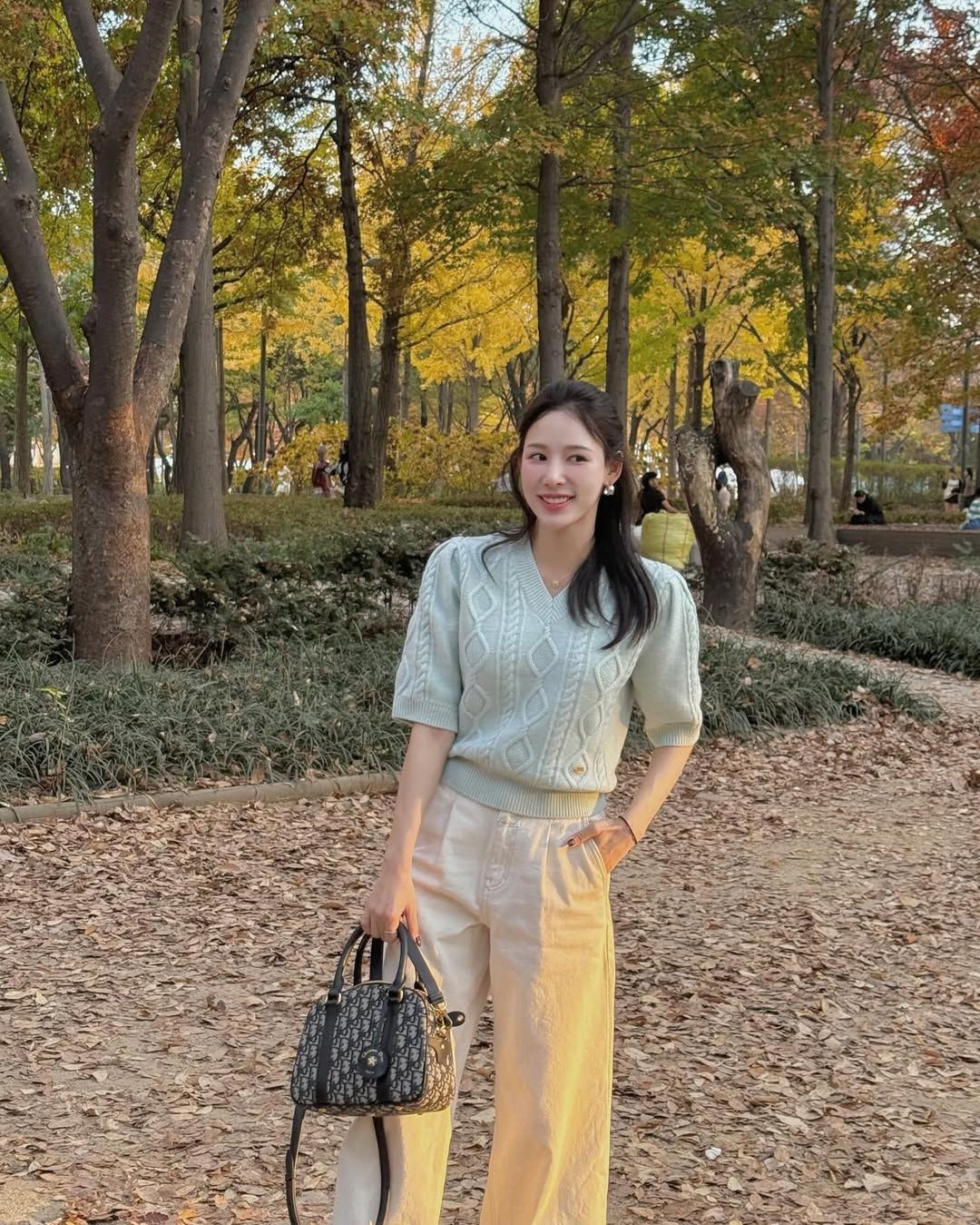 케이블 디테일이 더해진 브이넥 니트를 입은 이나연 @inayommi