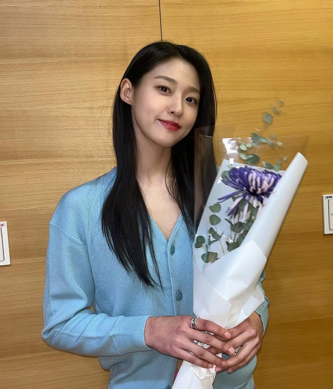 쿨한 컬러의 브이넥 니트 가디건을 입은 설현 @s2seolhyuns2