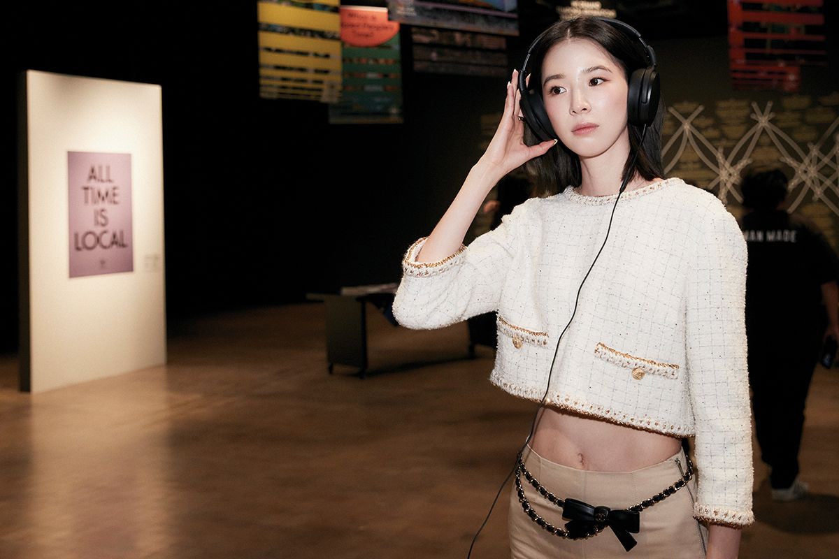 헤드셋에서 들려오는 소리에 집중하고 있는 아이린.