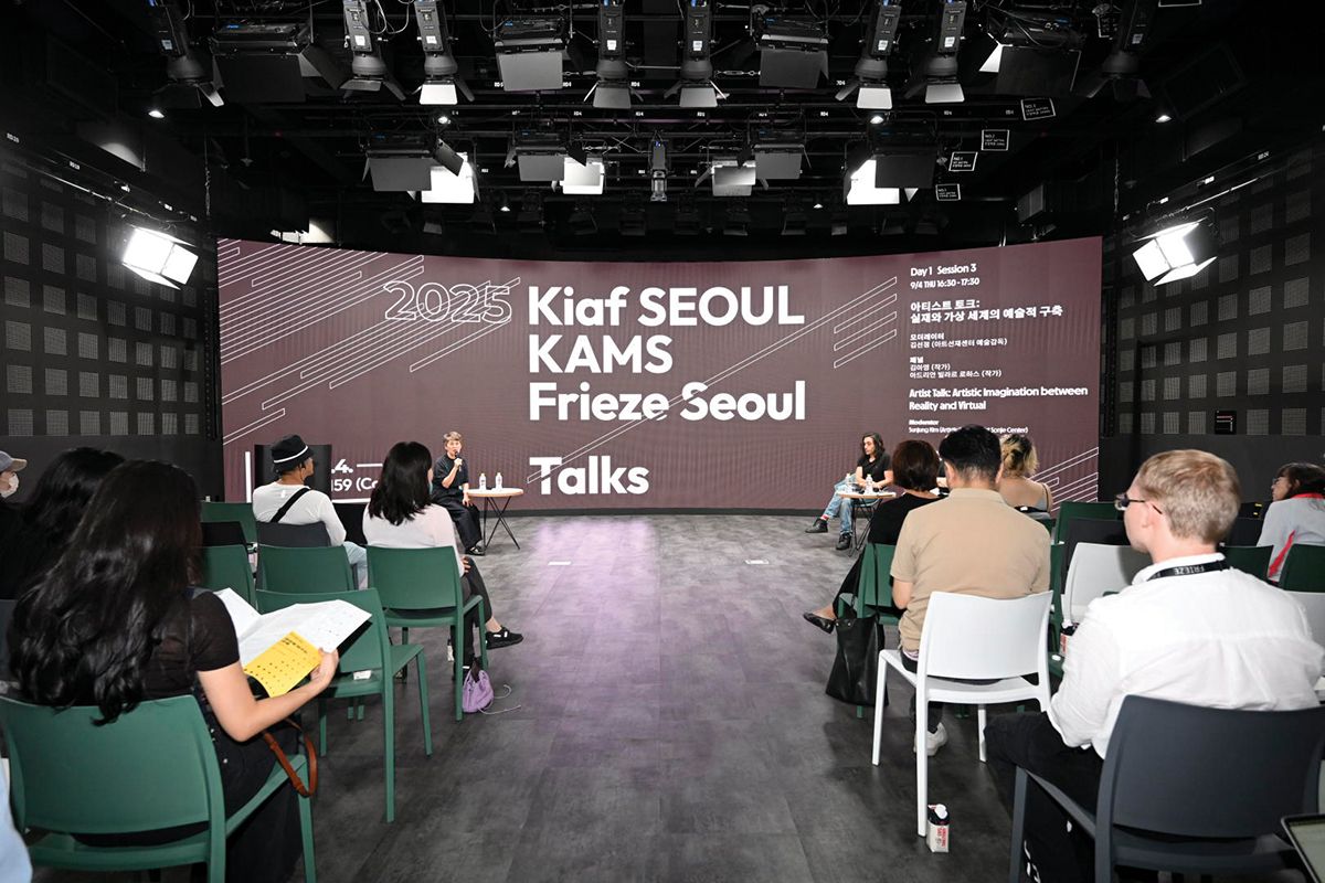 김선정 아트선재센터 예술감독이 김아영, 아드리안 비야르 로하스와 대담을 나누는 모습.