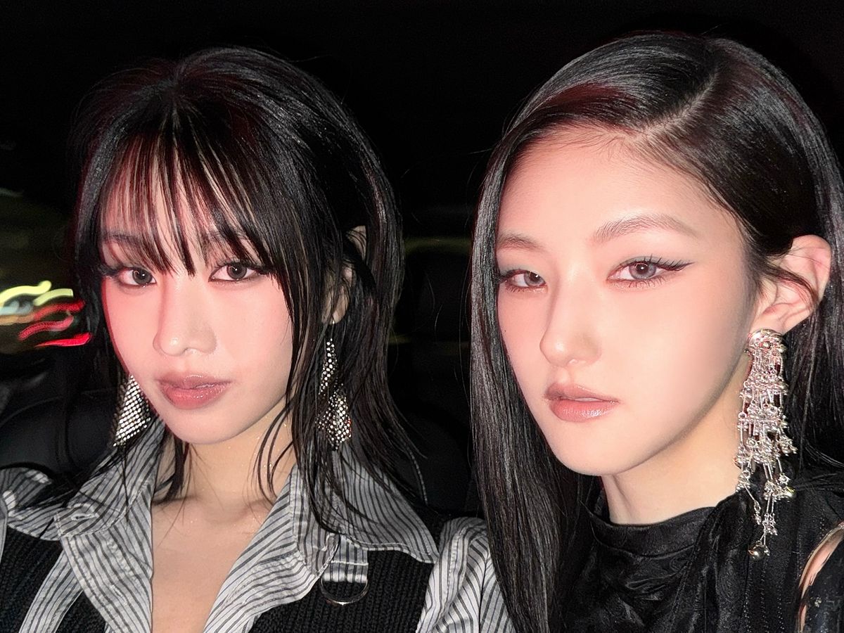 블랙 룩에 도회적인 무드를 뽐내는 키스오브라이프 나띠&하늘의 세미 스모키 메이크업 @kissoflife_s2