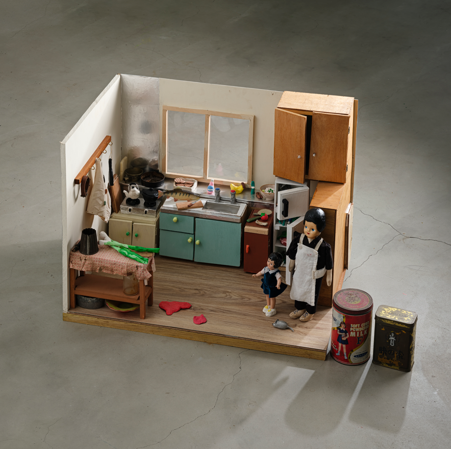 시용쥔 SHIH Yung Chun, 애프터눈 토이 키친 세트 Afternoon Toy Kitchen Set 午後的小廚房玩具組, 2025, Acrylic paint on wood panel, antique toys, fabric, metal boxes, and light clay, 61 x 90 x 68 (h) cm