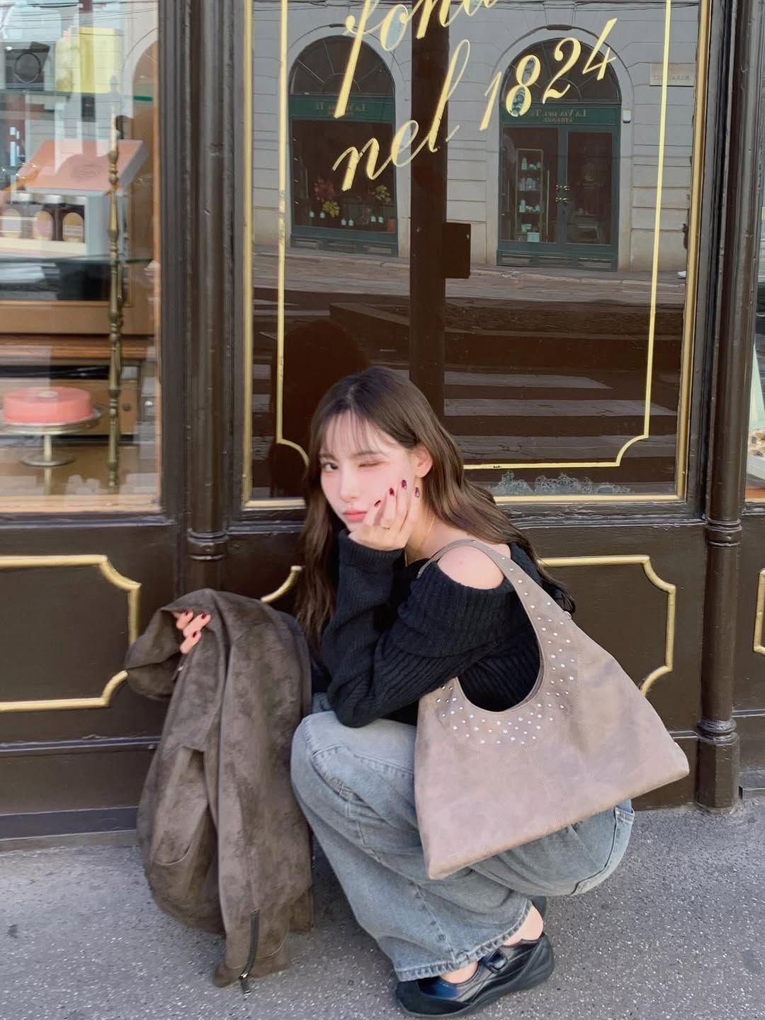 스터드가 장식된 스웨이드백으로 힙하고 쿨한 무드를 자아낸 이나연 @inayommi