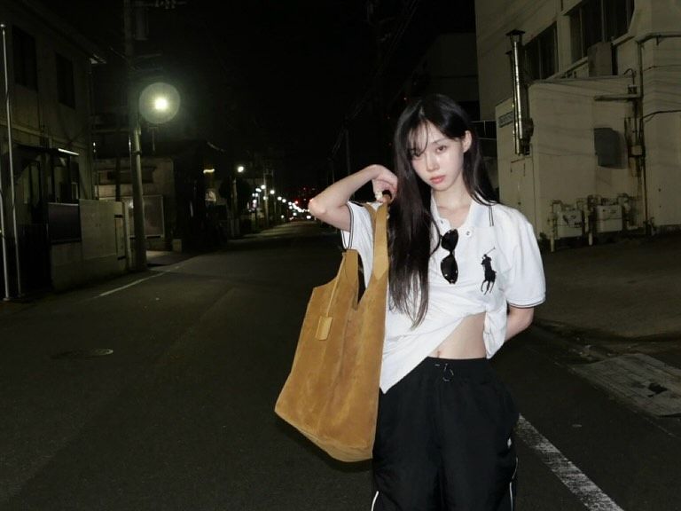 스포티한 룩에 밝고 화사한 무드의 캐멀 컬러 스웨이드 백을 더한 윈터 @imwinter