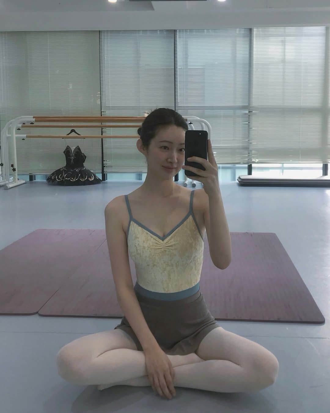 파스텔 컬러 발레복으로 부드럽고 로맨틱한 분위기를 연출한 차정원 @ch_amii