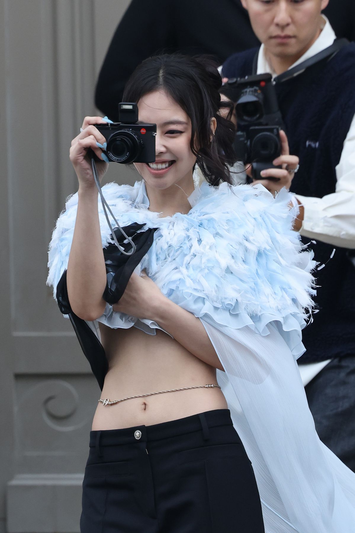 샤넬 25SS 패션쇼에서 팬들의 모습을 라이카 카메라에 담는 제니 @jennierubyjane