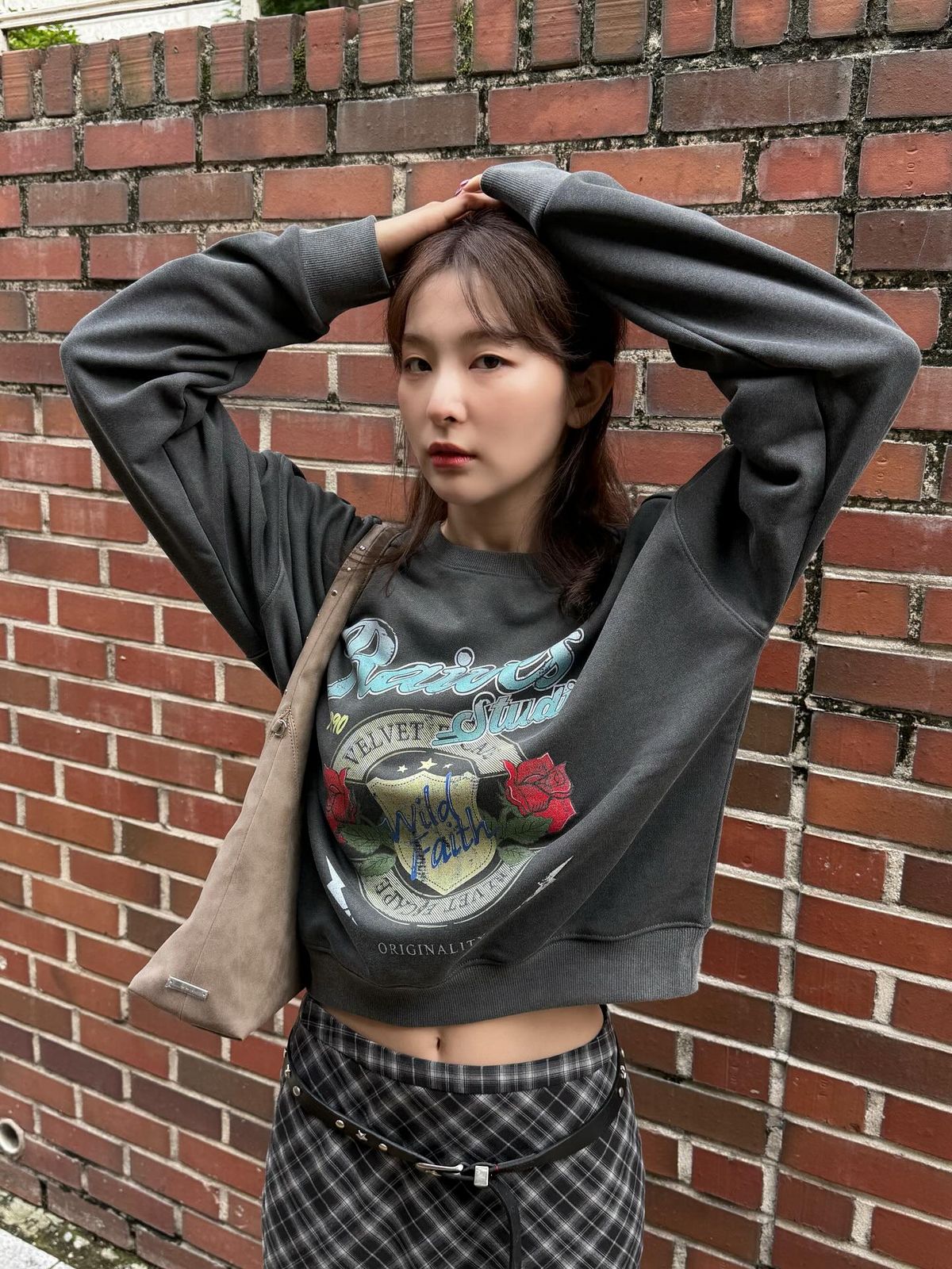 빈티지한 감성이 돋보이는 프린팅 스웨트셔츠를 선택한 슬기(출처: @hi_sseulgi)