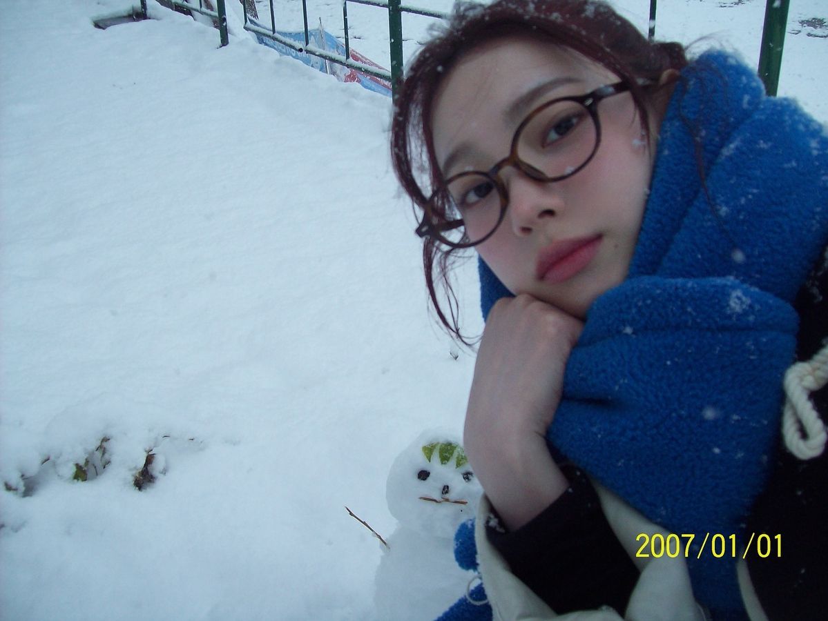 일본의 겨울 풍경을 뒤로 코닥 카메라로 셀피를 남기고 있는 카리나 @katarinabluu