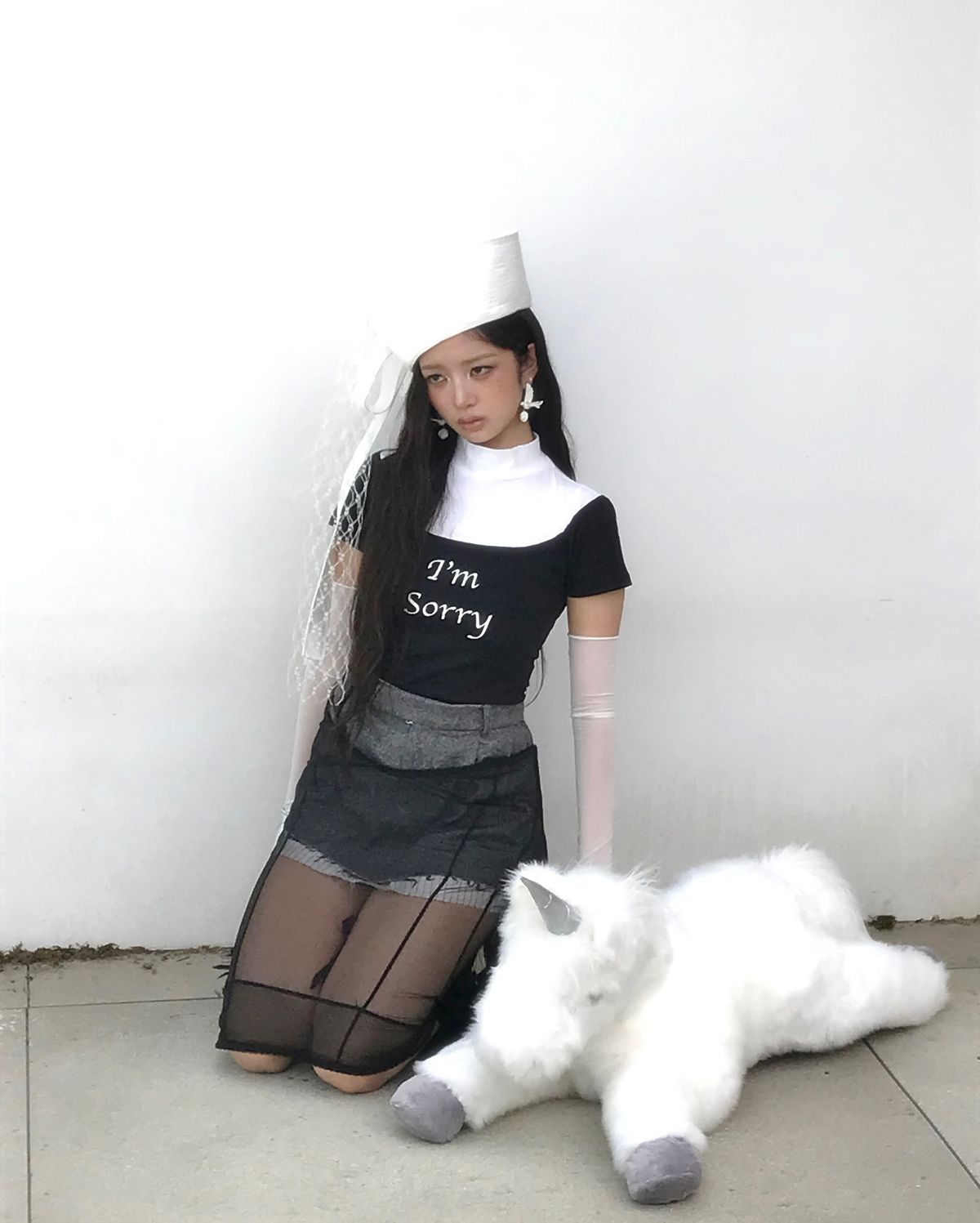 I'M SORRY 티셔츠를 입고 포즈를 취하는 레이 @reinyourheart