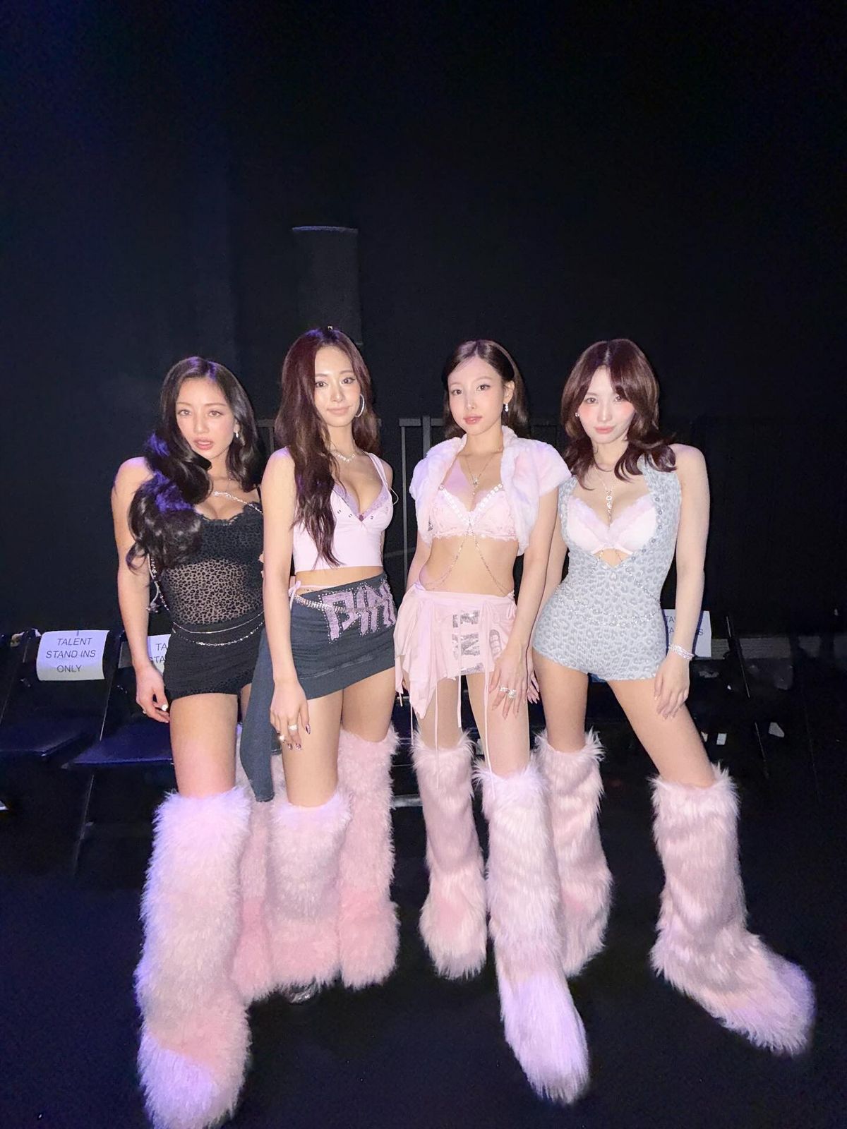 빅토리아 시크릿 무대에 선 트와이스의 모습