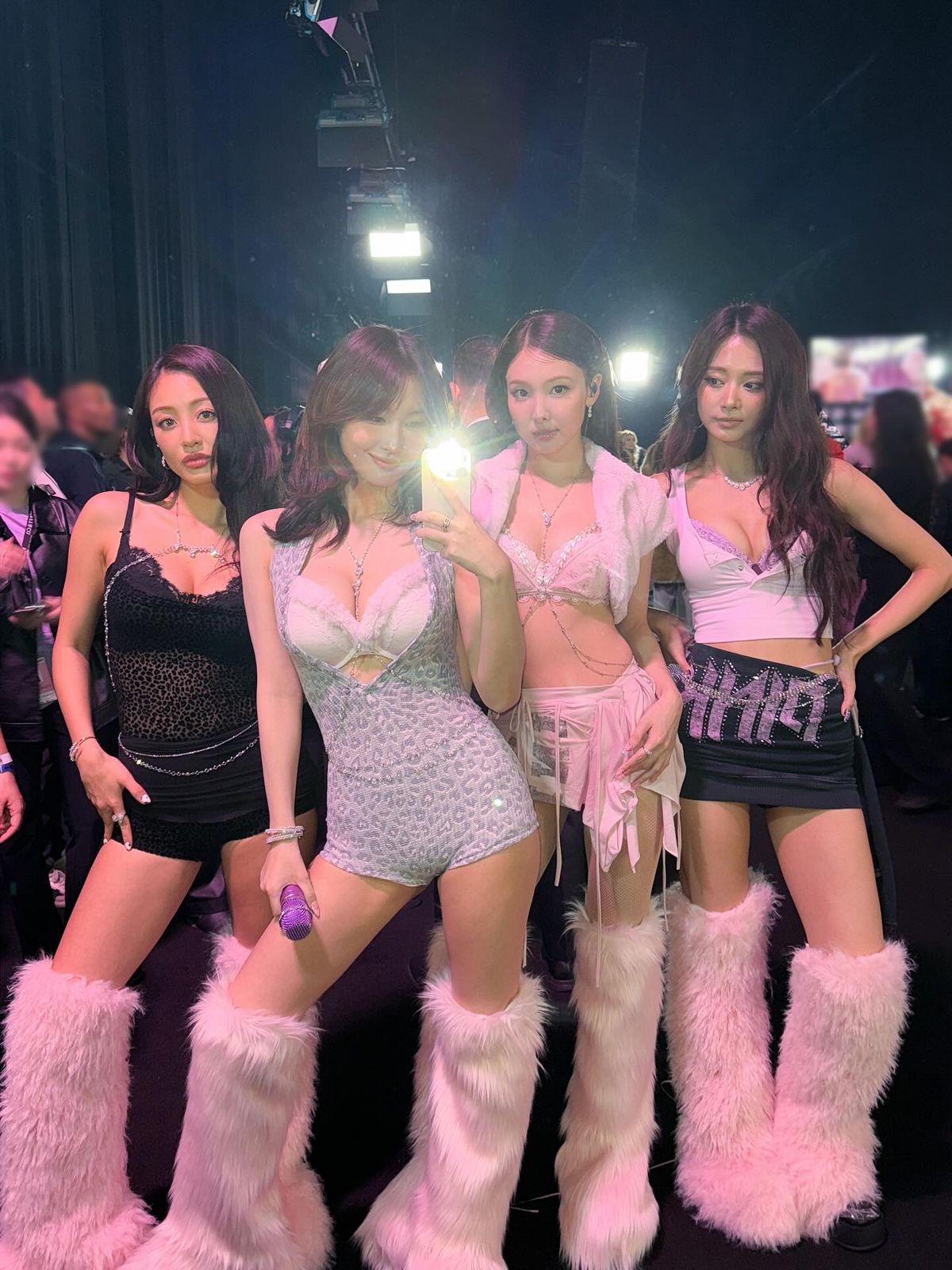 빅토리아 시크릿 백스테이지에서 나연, 지효, 쯔위, 모모가 찍는 셀카