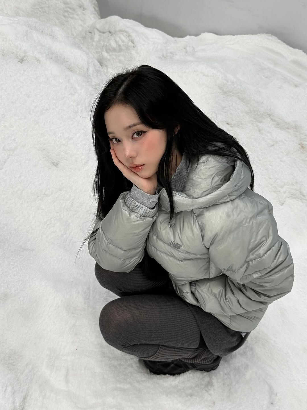 실버 컬러의 뉴발란스 경량 패딩을 착용한 윈터 @imwinter 