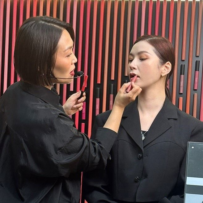 나스 메이크업 쇼를 진행 중인 오현정(출처: @mua_teresa_o)