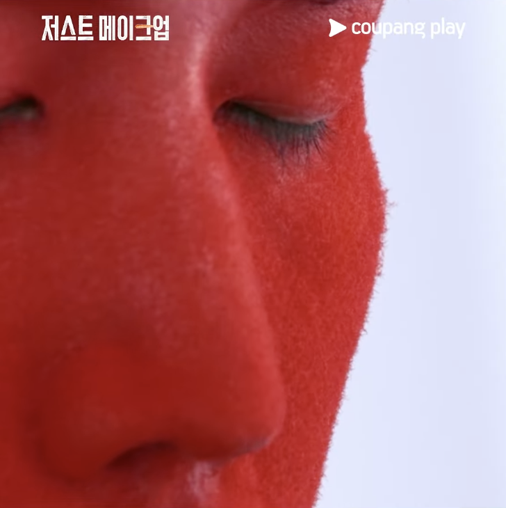 민킴이 저스트 메이크업 2라운드에서 선보인 '붉은 말' 메이크업(출처: 유튜브 '쿠팡플레이' 캡처)