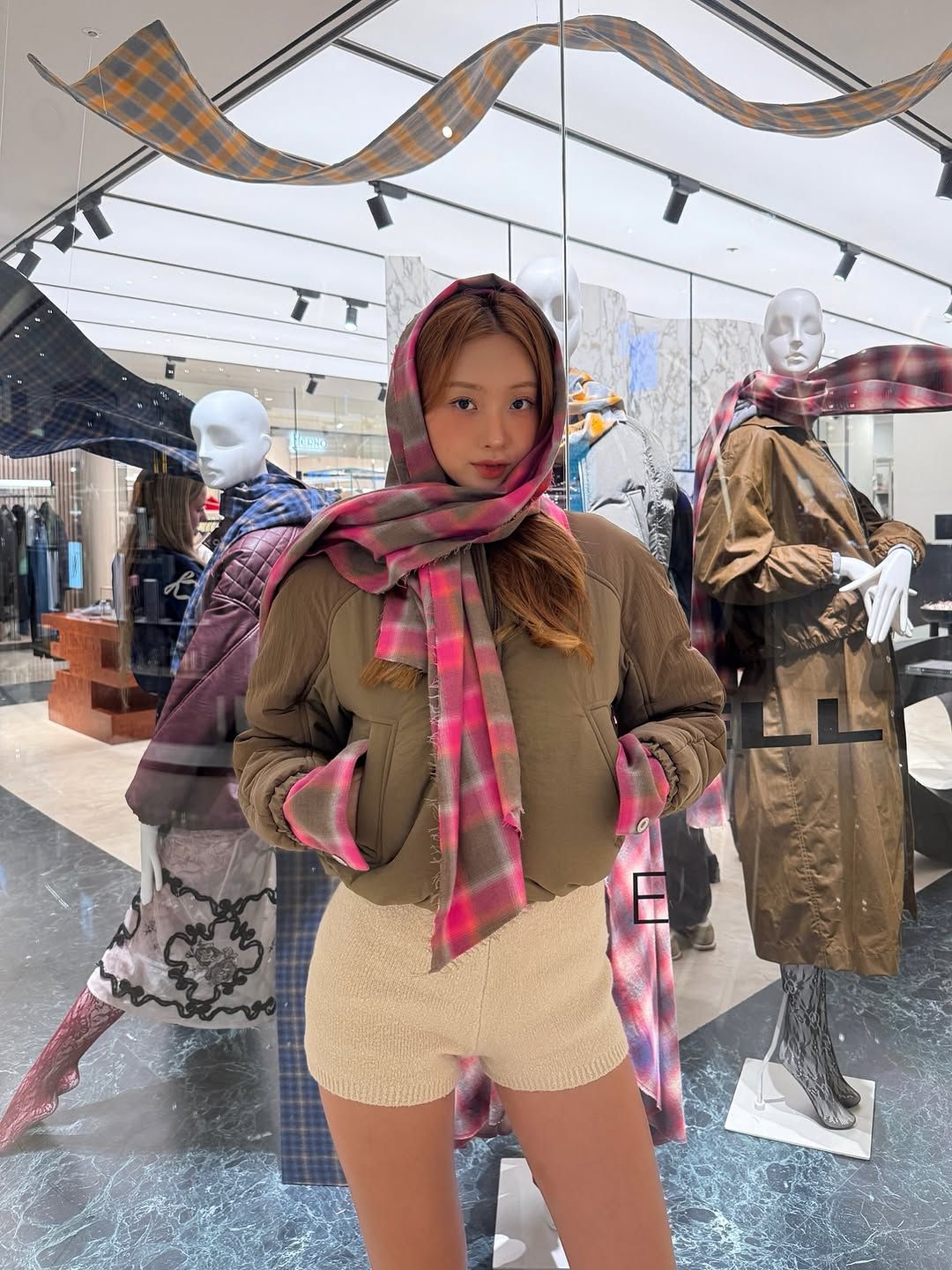 베이지 경량 패딩과 함께 네온 컬러의 목도리를 매치한 젤라비 @j876my