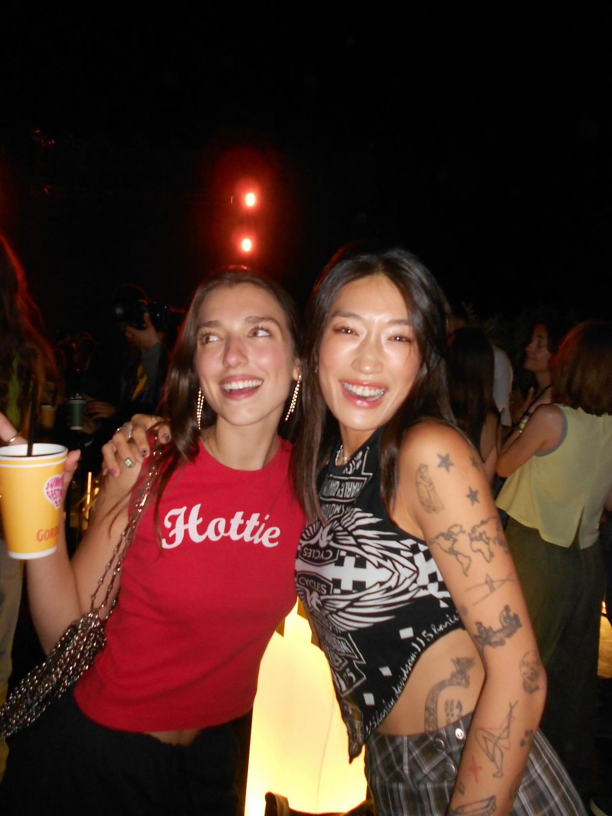 화려한 패턴의 슬리브리스 톱을 입고 개성 넘치는 타투를 드러낸 페기 구. @peggygou_ 