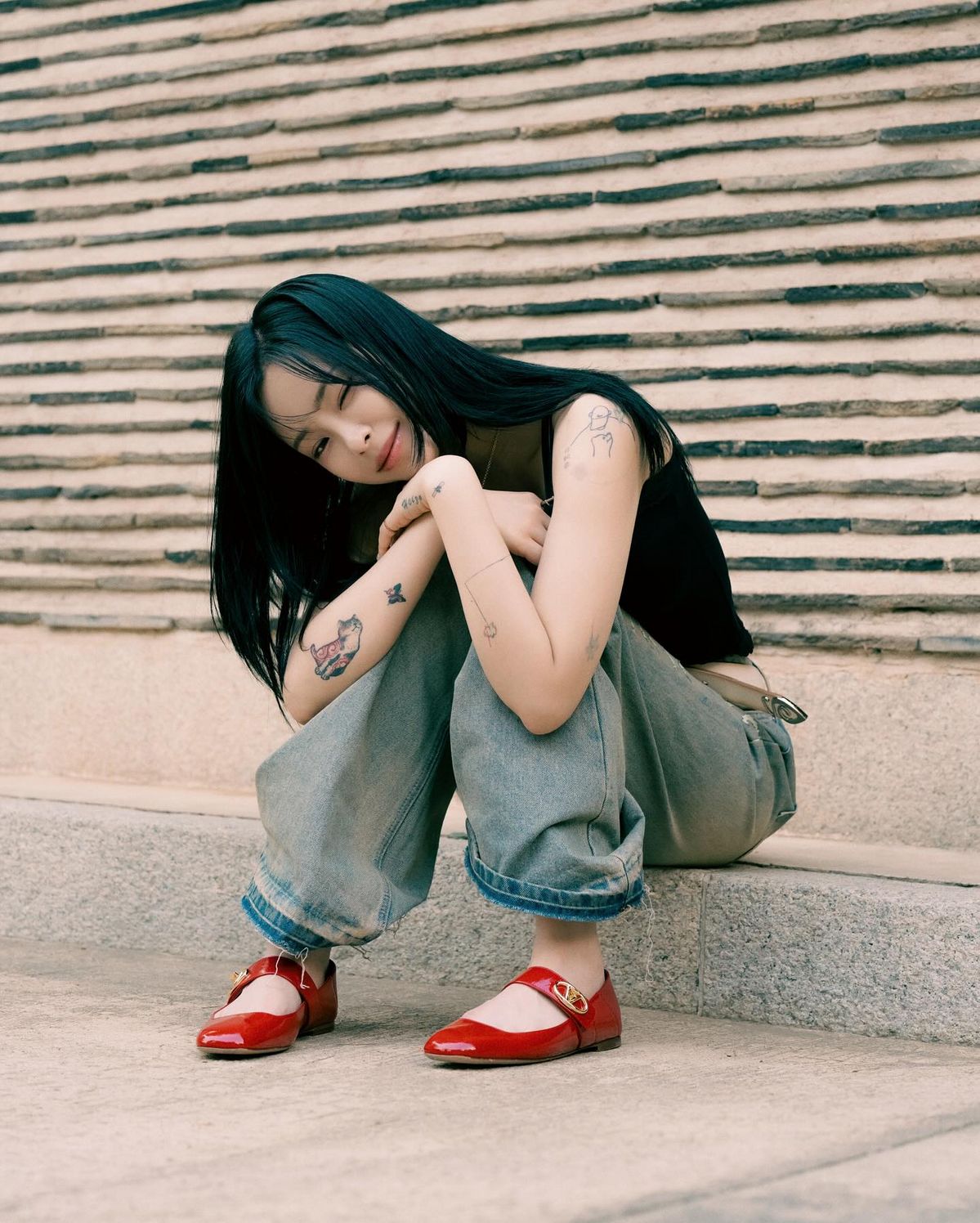 팔에 새긴 타투를 드러내며 밝게 웃는 헤이즈. @heizeheize