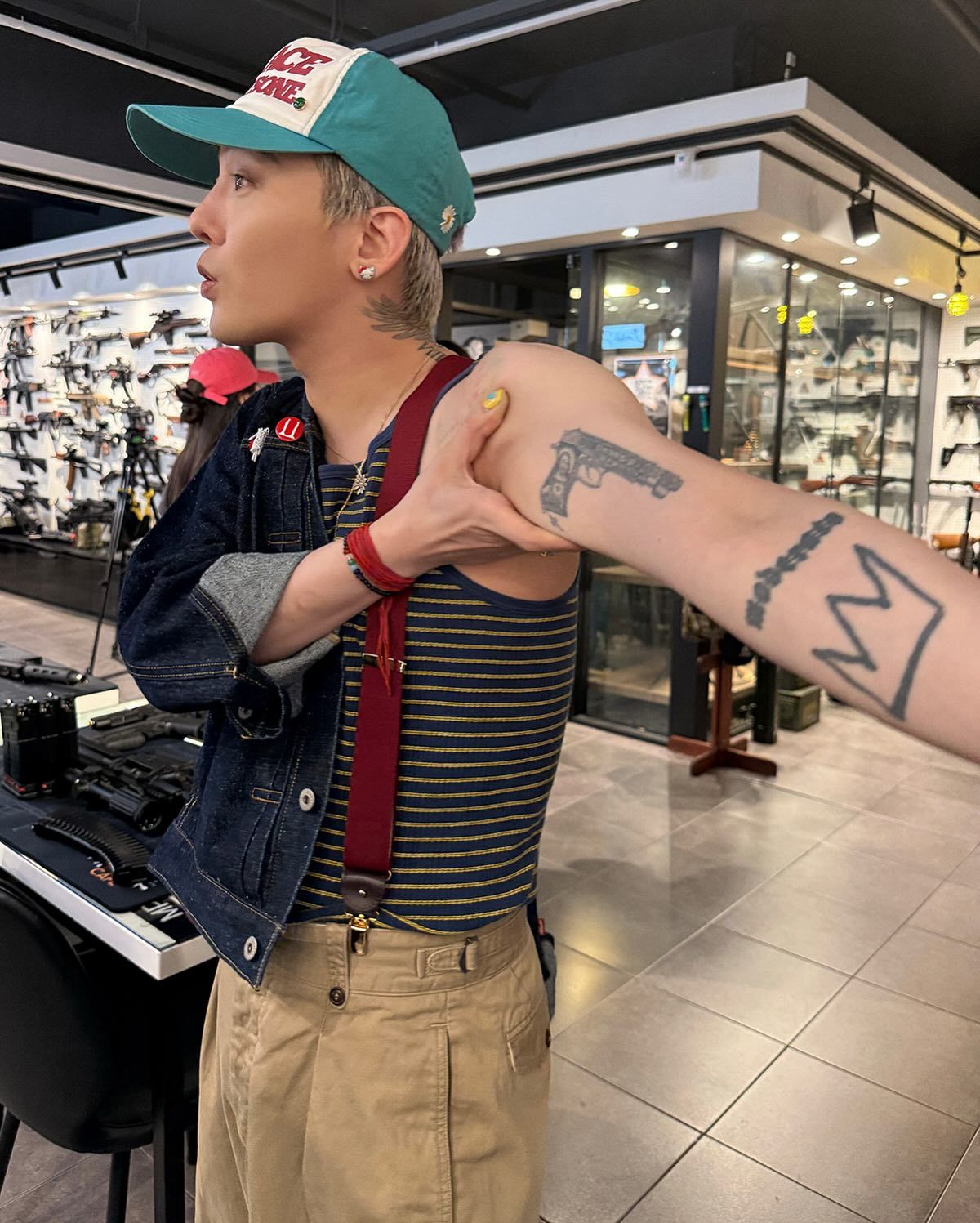 팔의 총 타투를 활용해 마치 실제로 조준하는 듯한 제스처를 선보인 지드래곤. @8lo8lo8lowme