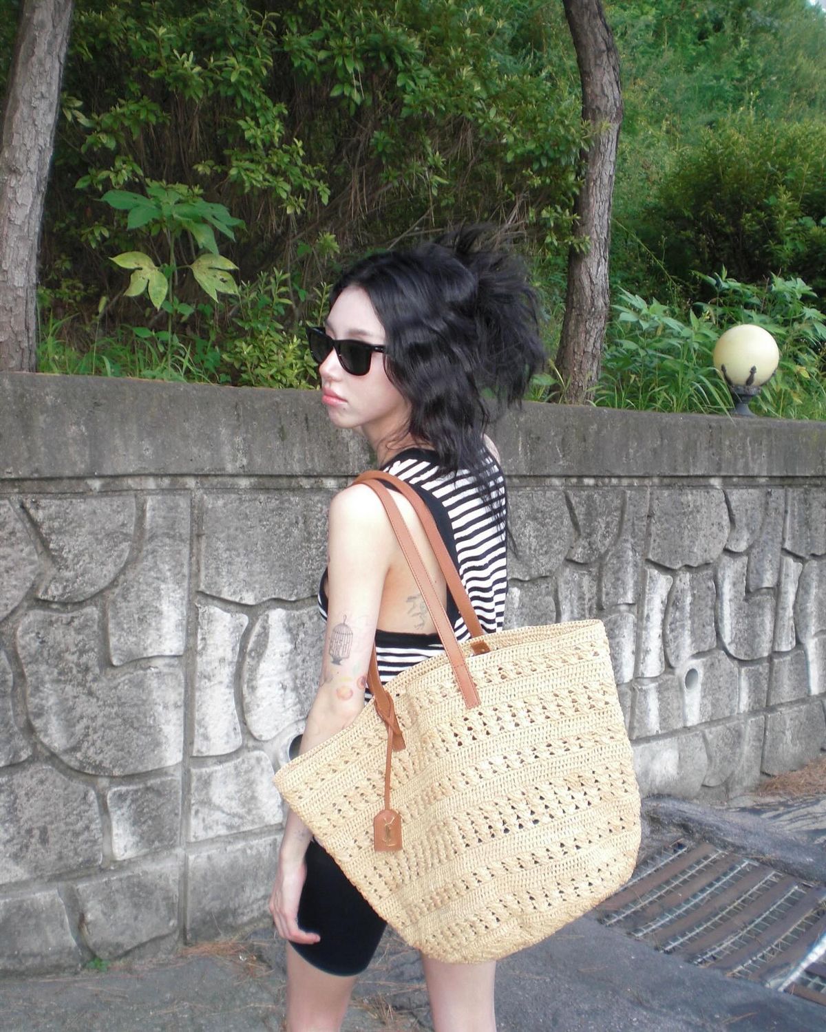 스트라이프 슬리브리스 톱을 입은 트와이스 이채영이 팔에 새겨진 타투를 시크하게 드러냈다. @chaeyo.0