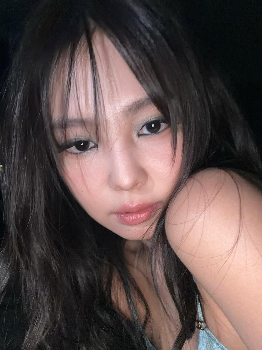 스모키 룩에 블루 톤을 가미해 제니만의 쿨한 스모키 메이크업을 완성. @jennierubyjane