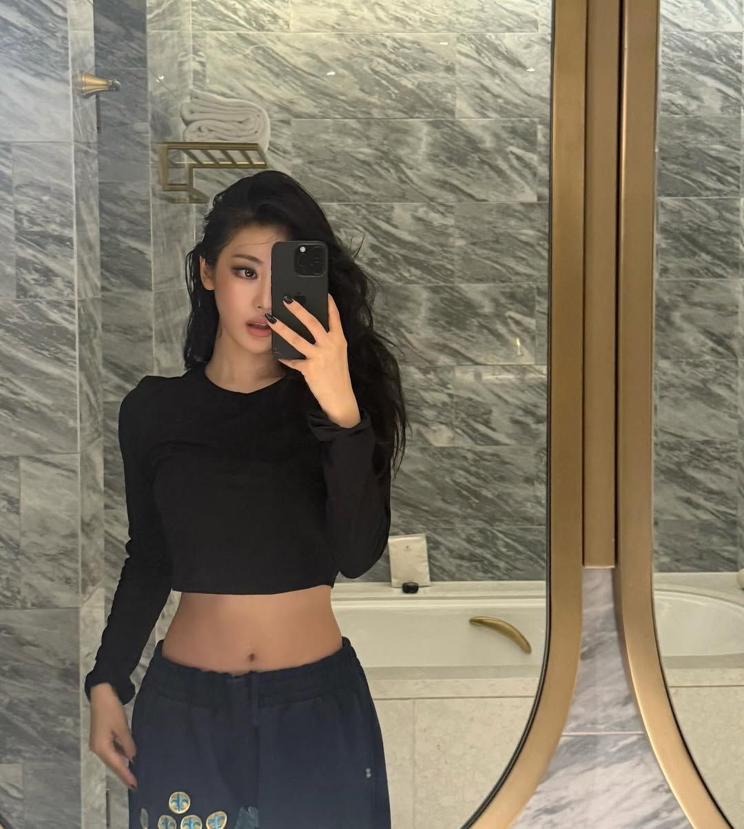 짙은 스모키 아이와 누디 립으로 캐츠 아이 룩을 완성한 닝닝. @imnotningning