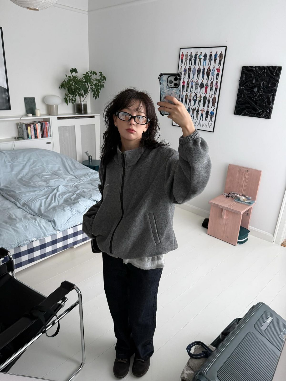 편안한 무드의 그레이 플리스 점퍼를 입은 슬기