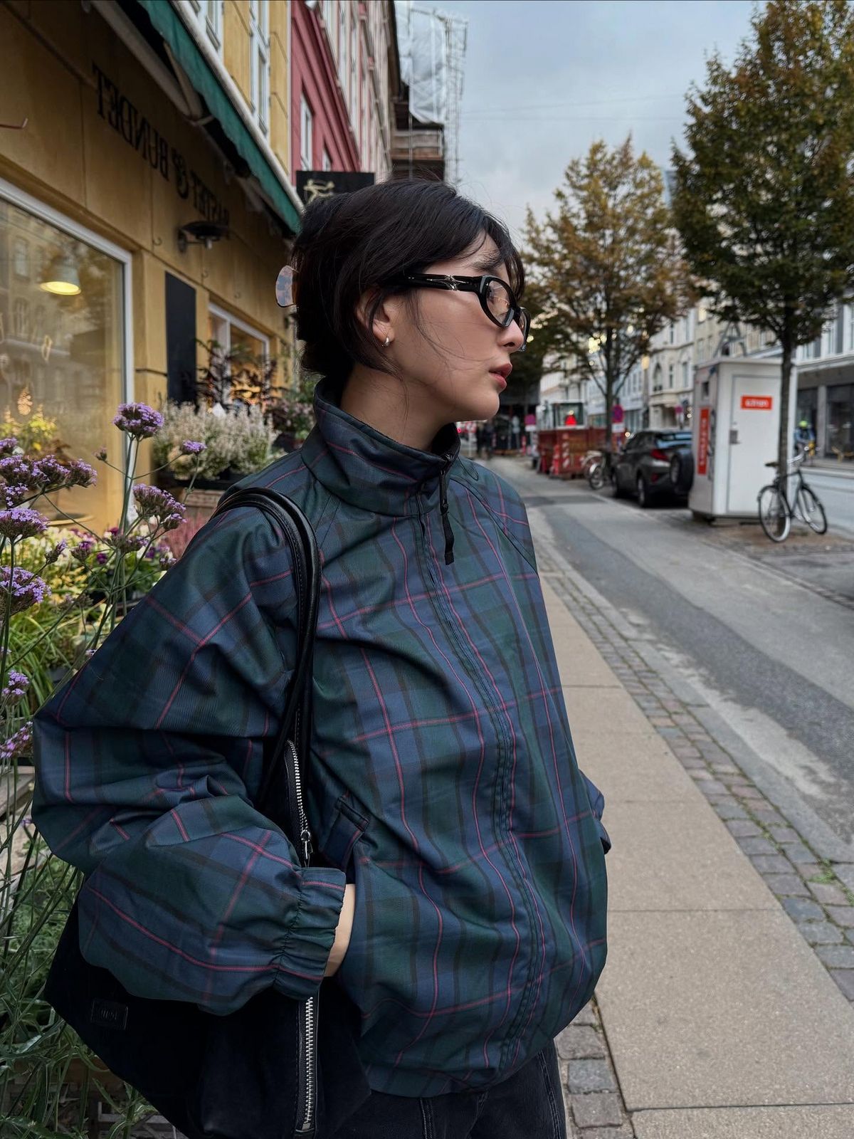 리버시블 재킷의 체크 면을 활용한 슬기