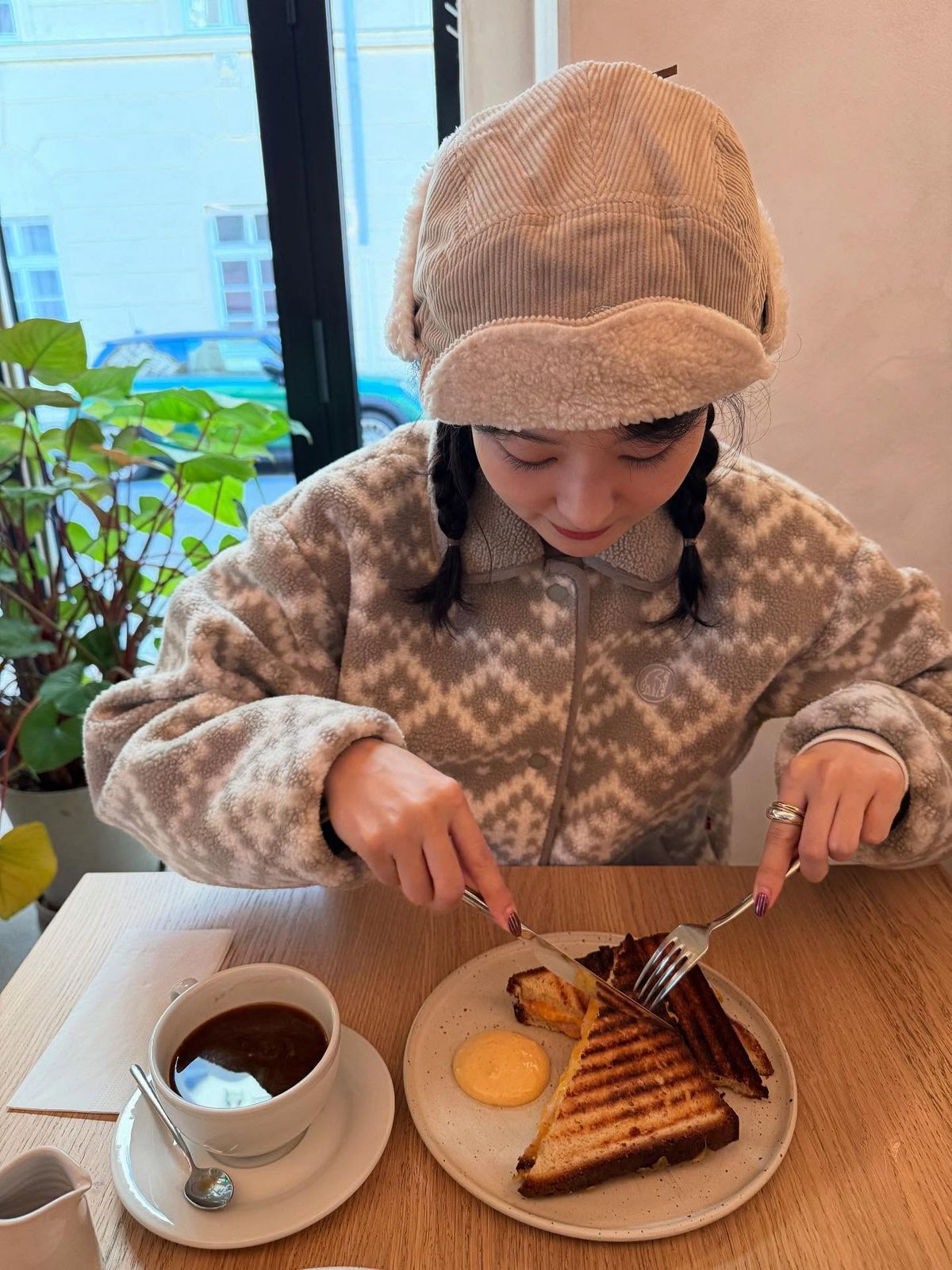 귀달이 캡과 노르딕 패턴 플리스 재킷을 함께 매치해 따뜻한 무드를 연출한 슬기