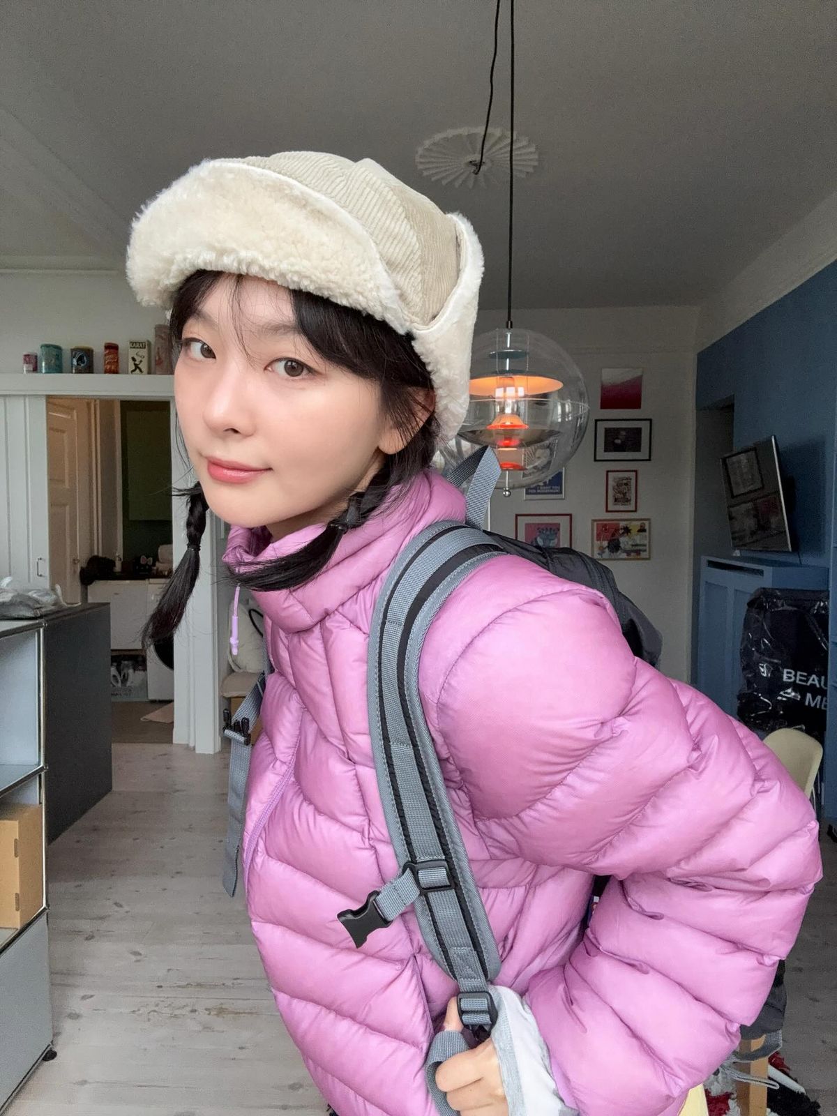오묘한 핑크 컬러의 다운 재킷을 입은 슬기