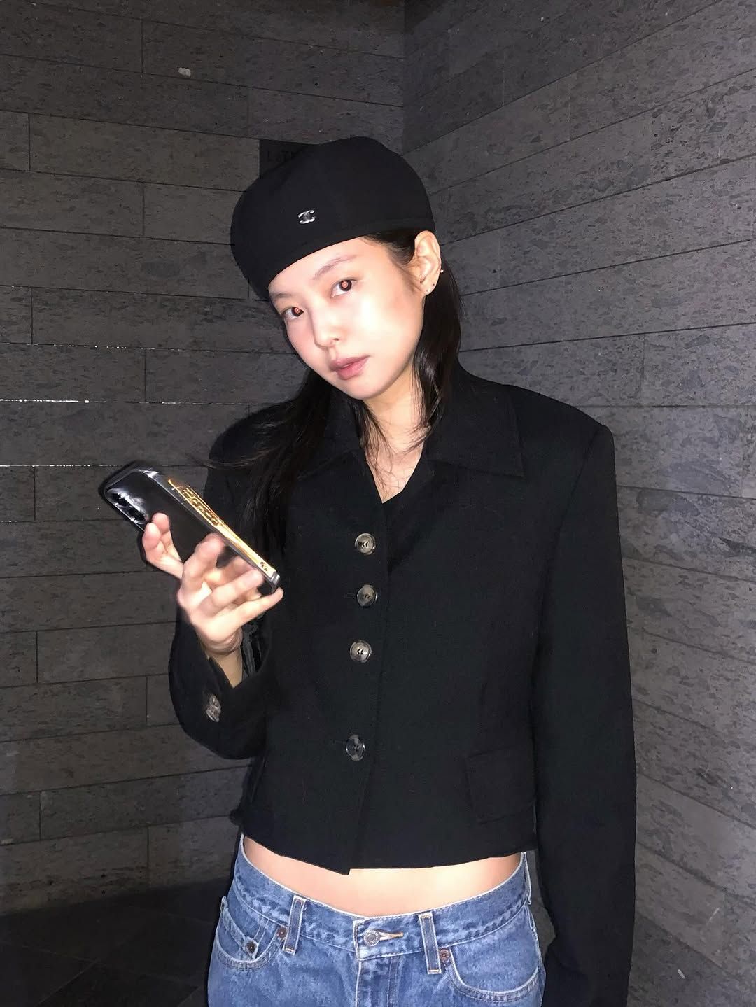샤넬 베레모를 착용하고 카메라를 응시하고 있는 제니 @jennierubyjane
