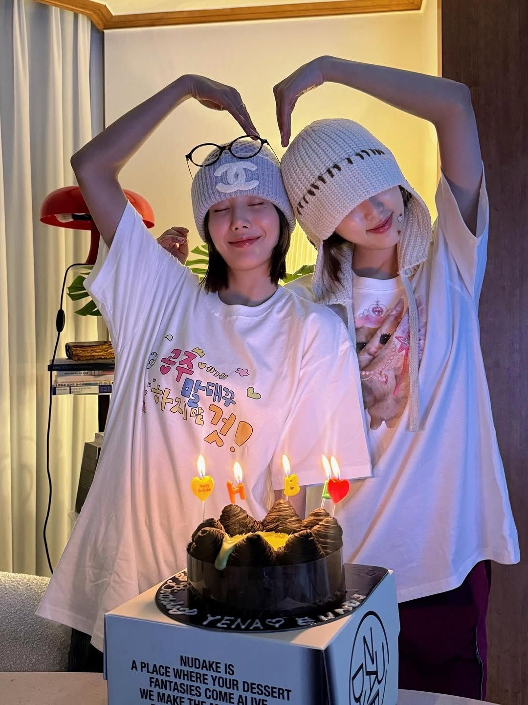 아이보리 컬러의 샤넬 비니를 착용한 권은비 @silver_rain.__