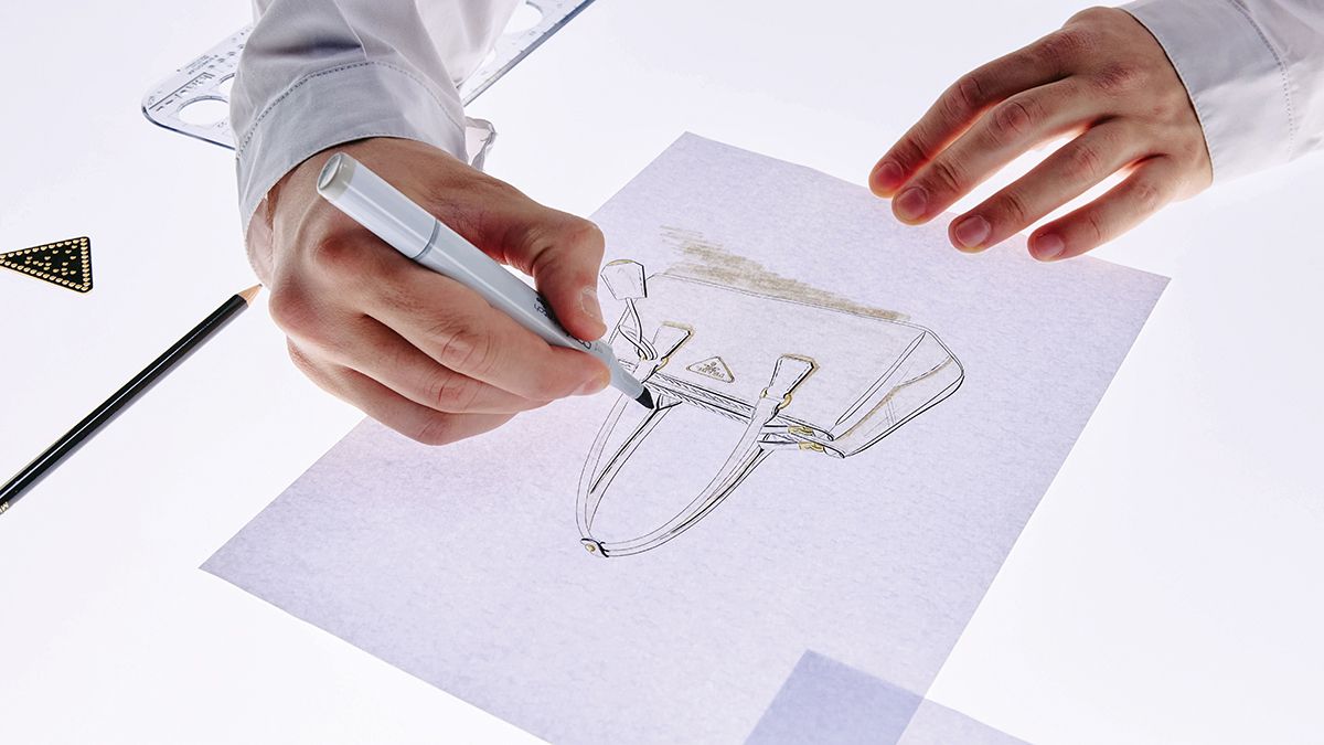 스케치부터 조립에 이르기까지, 갤러리아 백이 제작되는 과정.