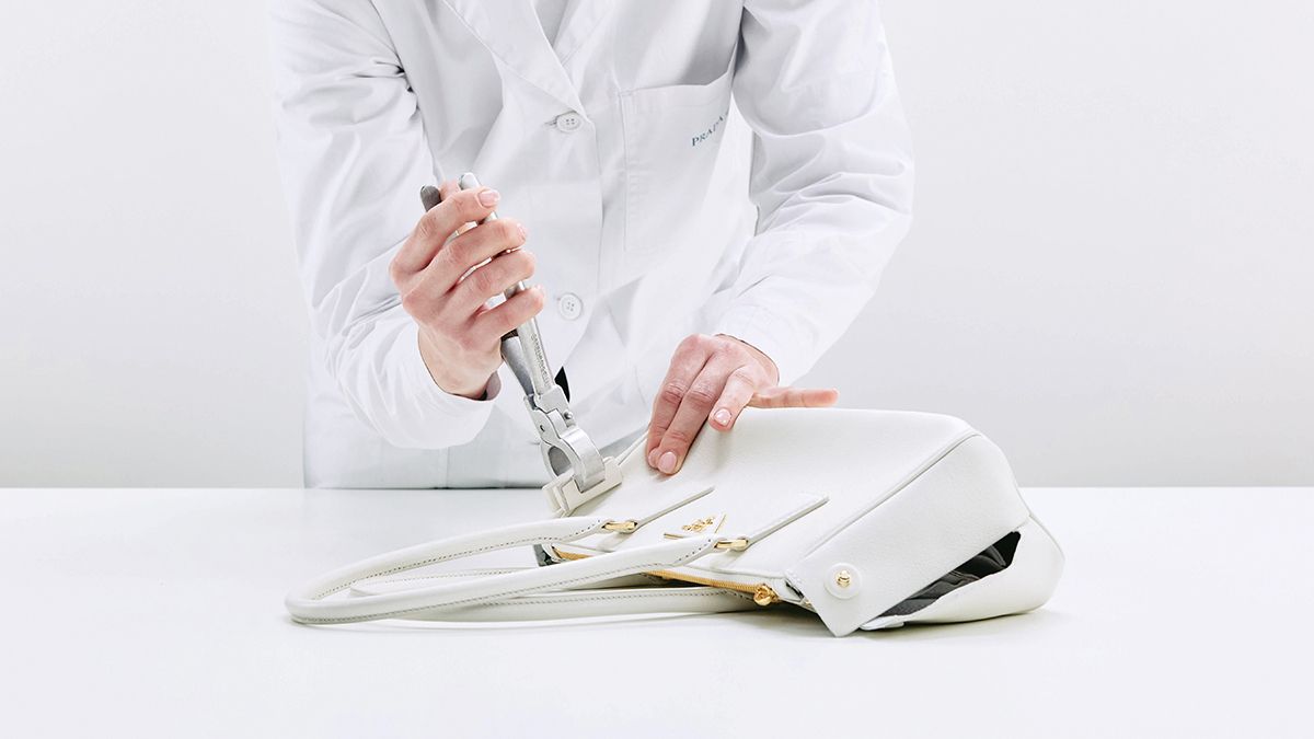 스케치부터 조립에 이르기까지, 갤러리아 백이 제작되는 과정.