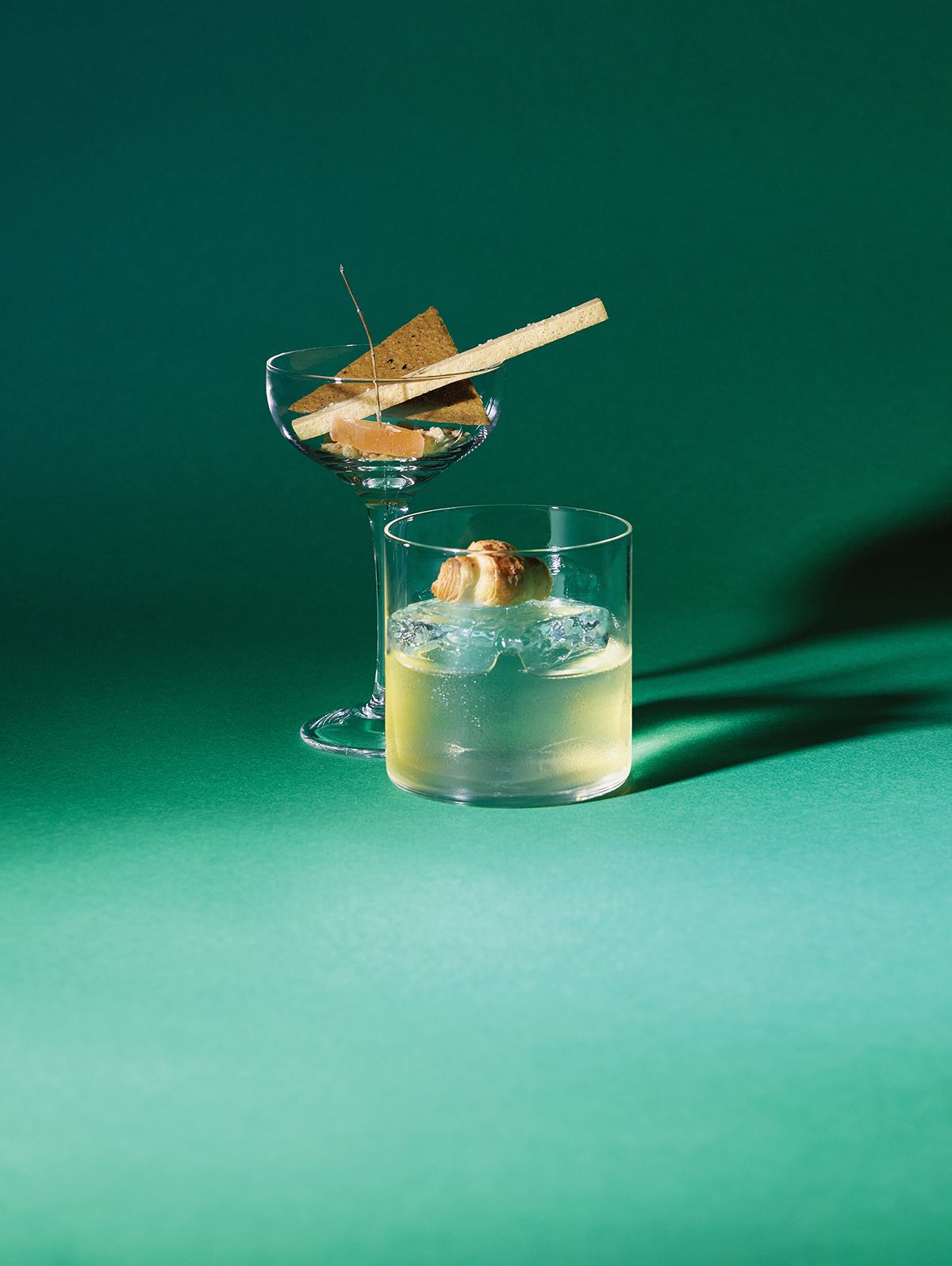 바게트를 자르고 남은 부분을 작은 크루아상으로 재해석한 신메뉴 ‘라스트 피스’와 여러 칵테일을 만들고 남은 재료로 만든 다양한 가니시 모음.