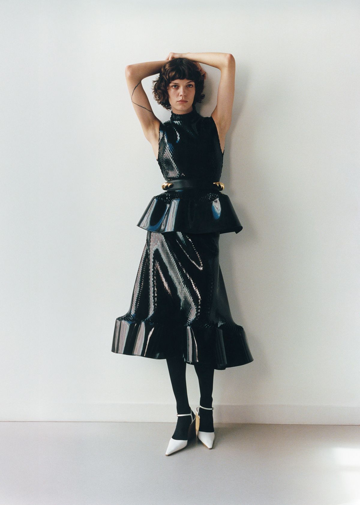 톱, 스커트, 타이츠, 펌프스는 모두 Alaïa.