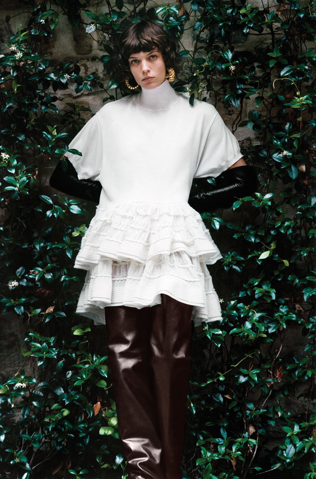 드레스, 귀고리, 장갑, 부츠는 모두 Alaïa.