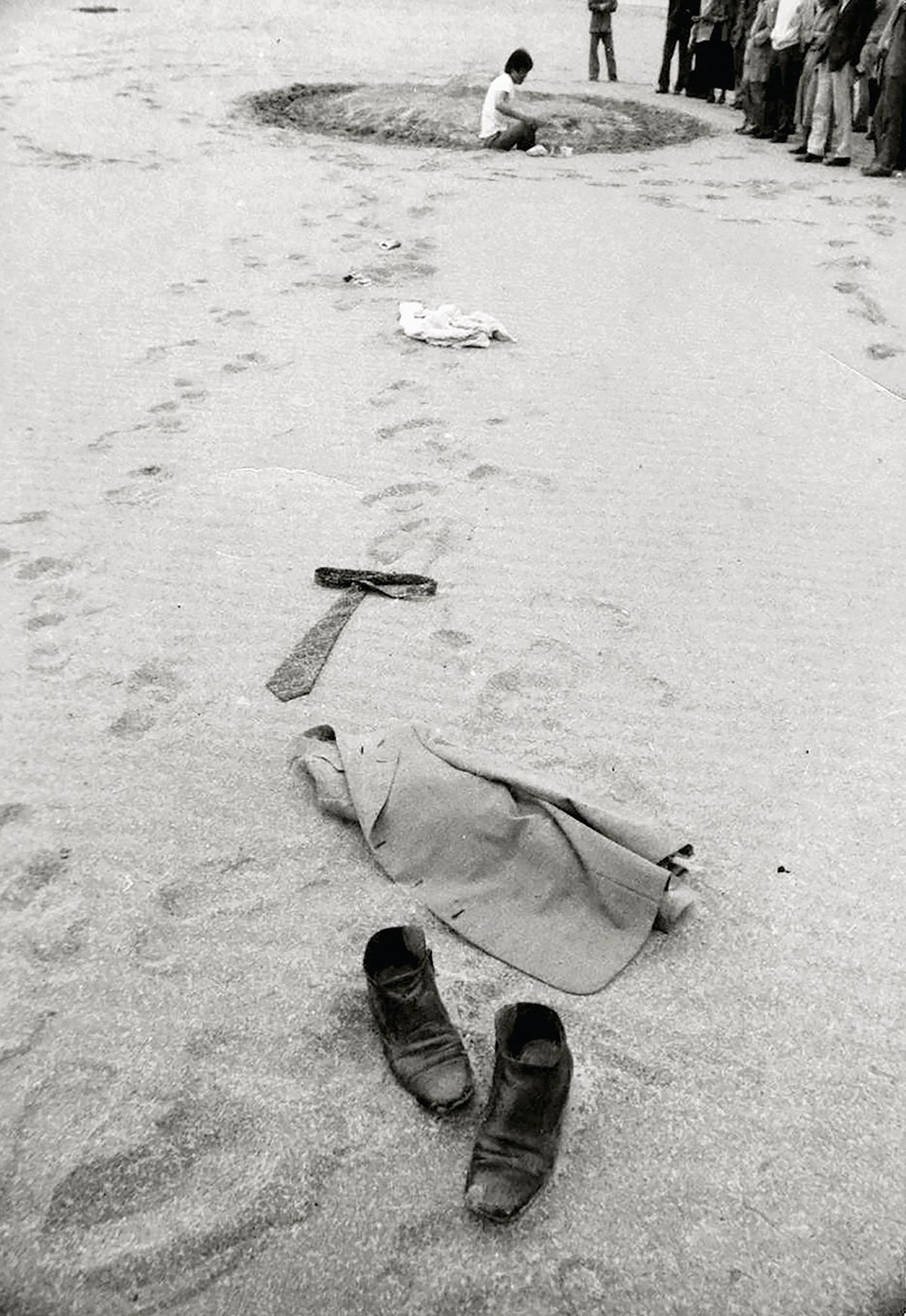 이강소, <낙동강 이벤트>, 1977, 디지털 C-프린트, 64x46cm (제3회 대구현대미술제).