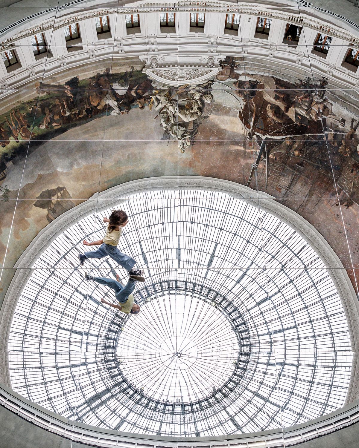 <To Breathe―Constellation>, 2024, Site-specific installation consisting of mirror panels, View of the exhibition «Le monde comme il va», Bourse de Commerce–Pinault Collection, 2024. Courtesy of Bourse de Commerce– Pinault Collection, Axel Vervoordt Gallery, Galerie Tschudi and Studio Kimsooja. Photo: Florent Michel/11h45/Pinault Collection