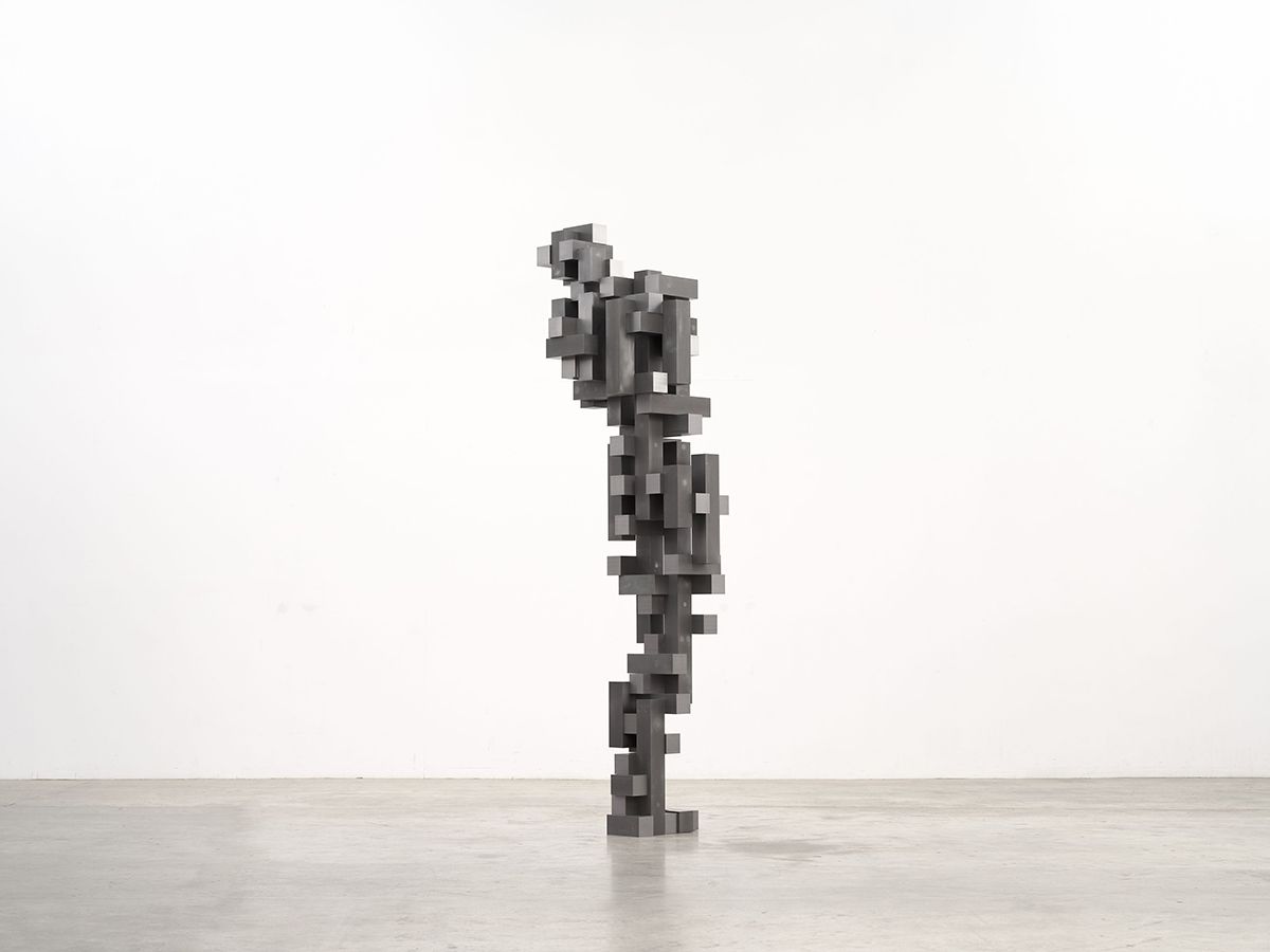 Antony Gormley, <BIG SLEW>, 2024. Mild steel bar. 279x75.1x65.3cm. Photograph by Stephen White & Co. © the artist