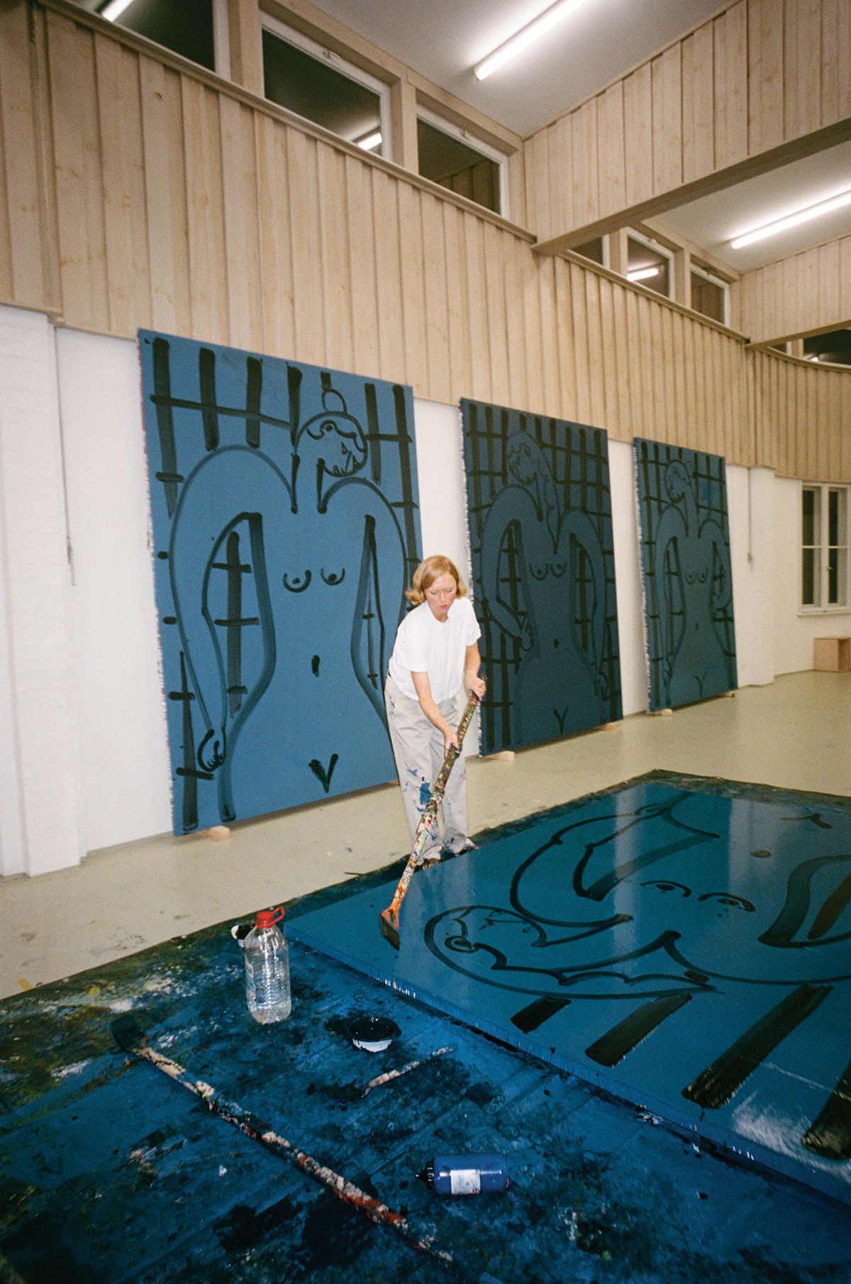 신작 <Blue Nudes with Grid>(2024)를 작업하고 있는 위버. 사진: Eric Degenhardt, Courtesy of the artist Grace Weaver