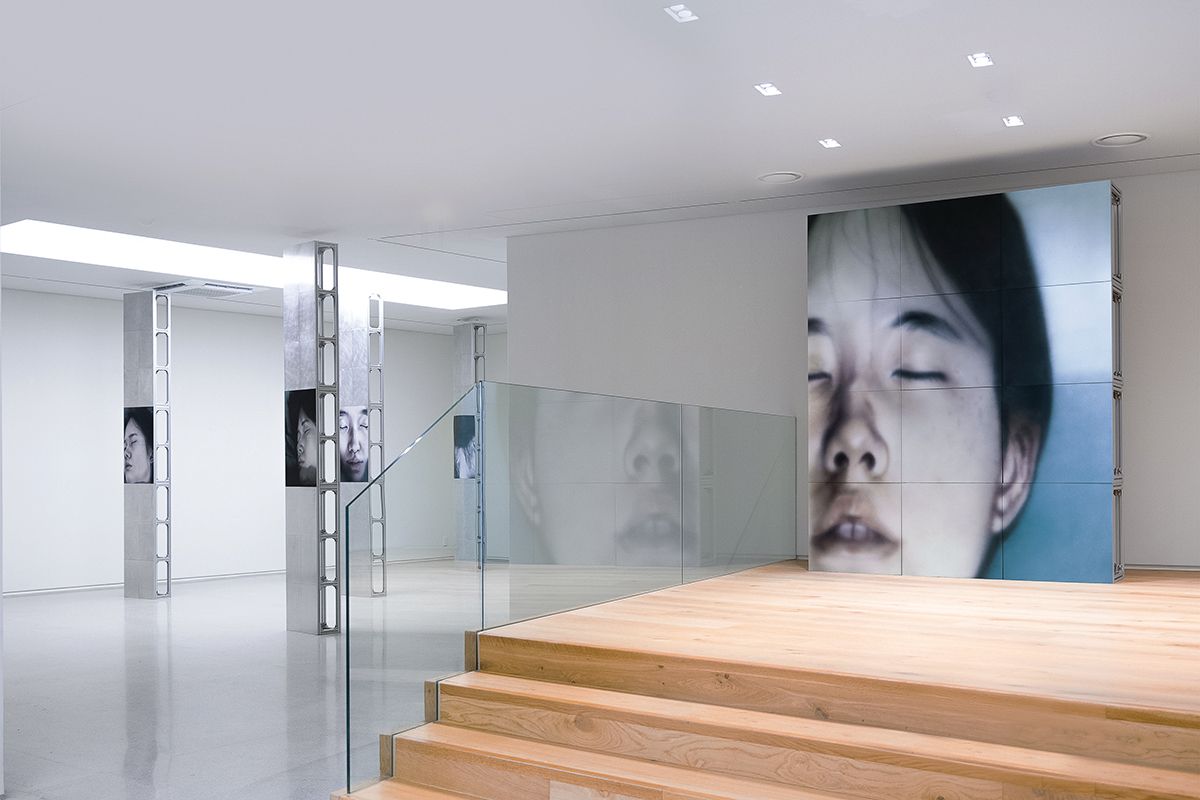 작가 김명찬의 연작 <Head>가 배치된 K&L 뮤지엄의 «시대전술» 전시 전경.