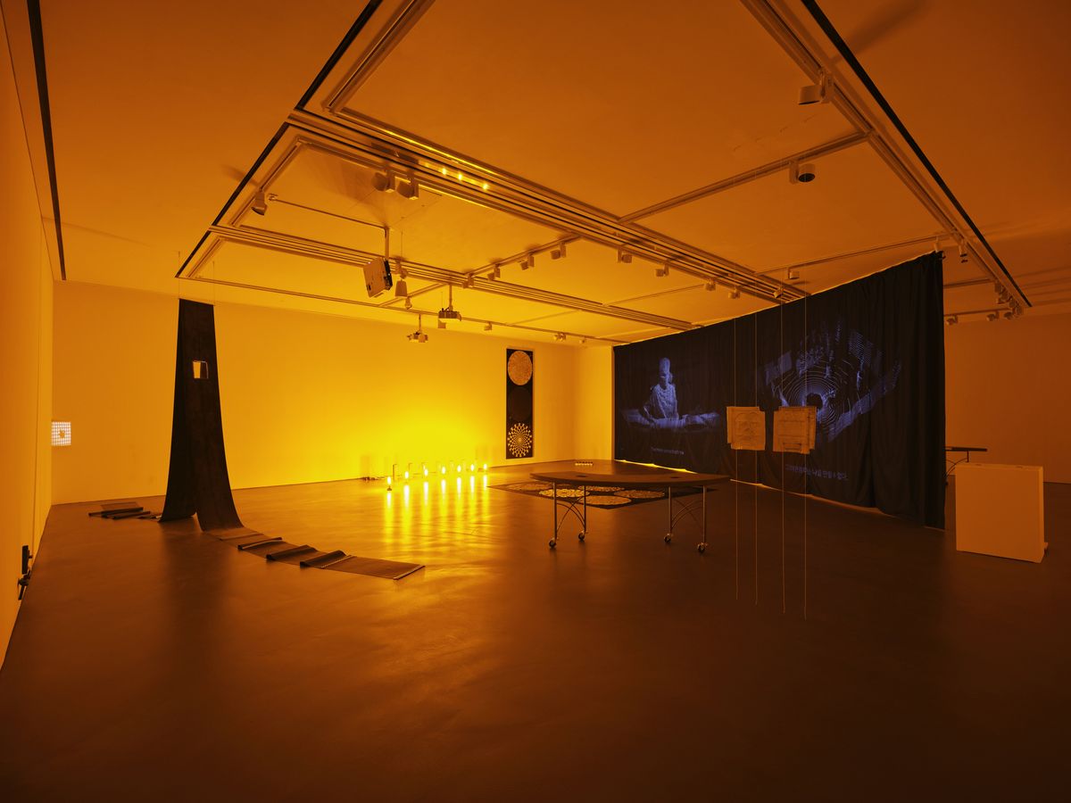 두산갤러리 기획전 《sent in spun found》, 전시 전경, 두산아트센터 두산갤러리, 서울, 2025, 사진 이의록