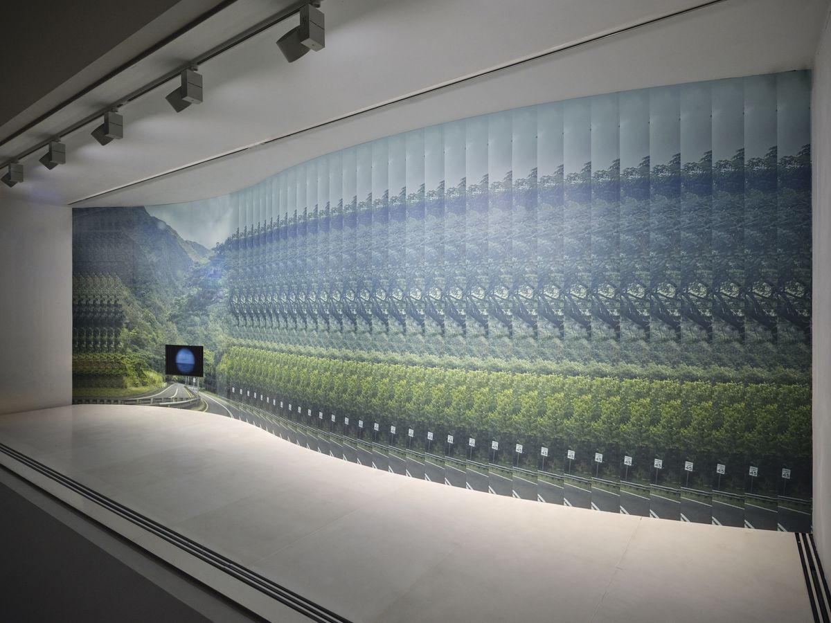 허지은(Gi (Ginny) Huo), 〈라이에로 가는 길〉, 2025, 시트지에 디지털 컬러 프린트, 단채널 영상, 16mm 필름, 컬러, 1분 55초, 반복 재생, 725.8 x 240cm, 사진 이의록