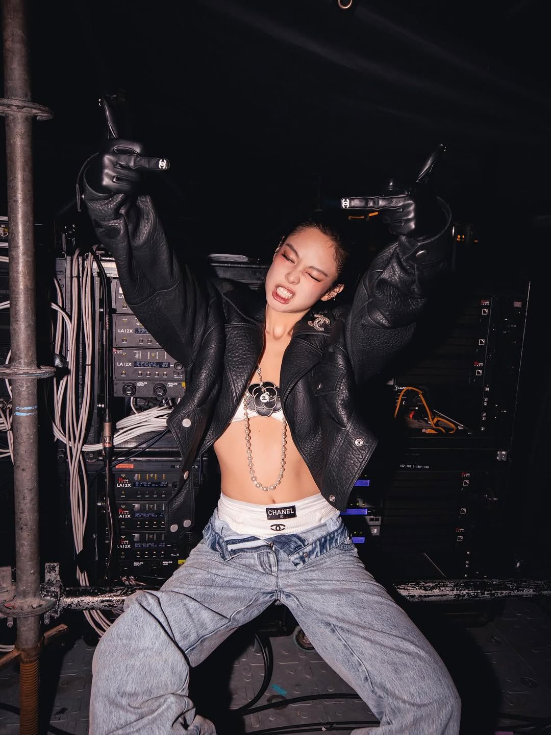 샤넬 빈티지 언더웨어와 함께 투박한 가죽 자켓을 착용해 카리스마를 보인 제니 @jennierubyjane