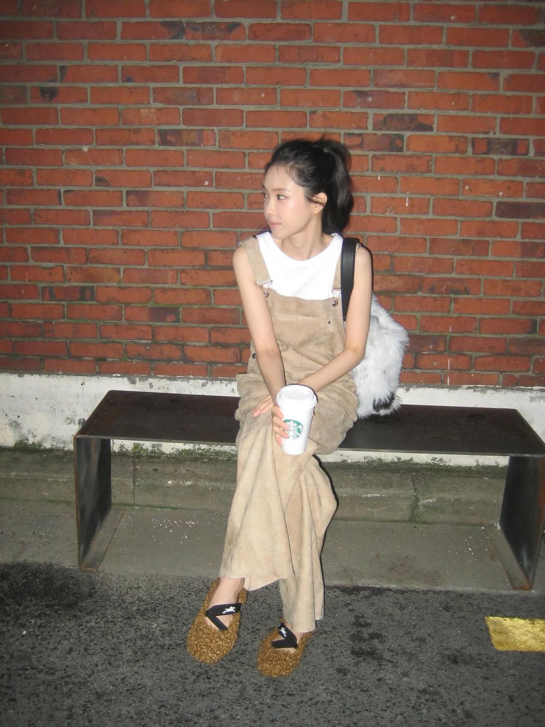 화이트 퍼 백과 퍼 플랫 슈즈로 귀여움 가득한 무드를 연출한 손나은 @marcellasne_