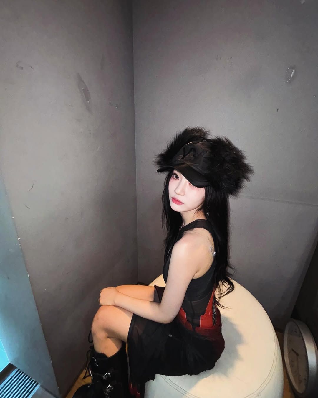 퍼 디테일이 있는 모자로 시선을 집중시킨 닝닝 @imnotningning