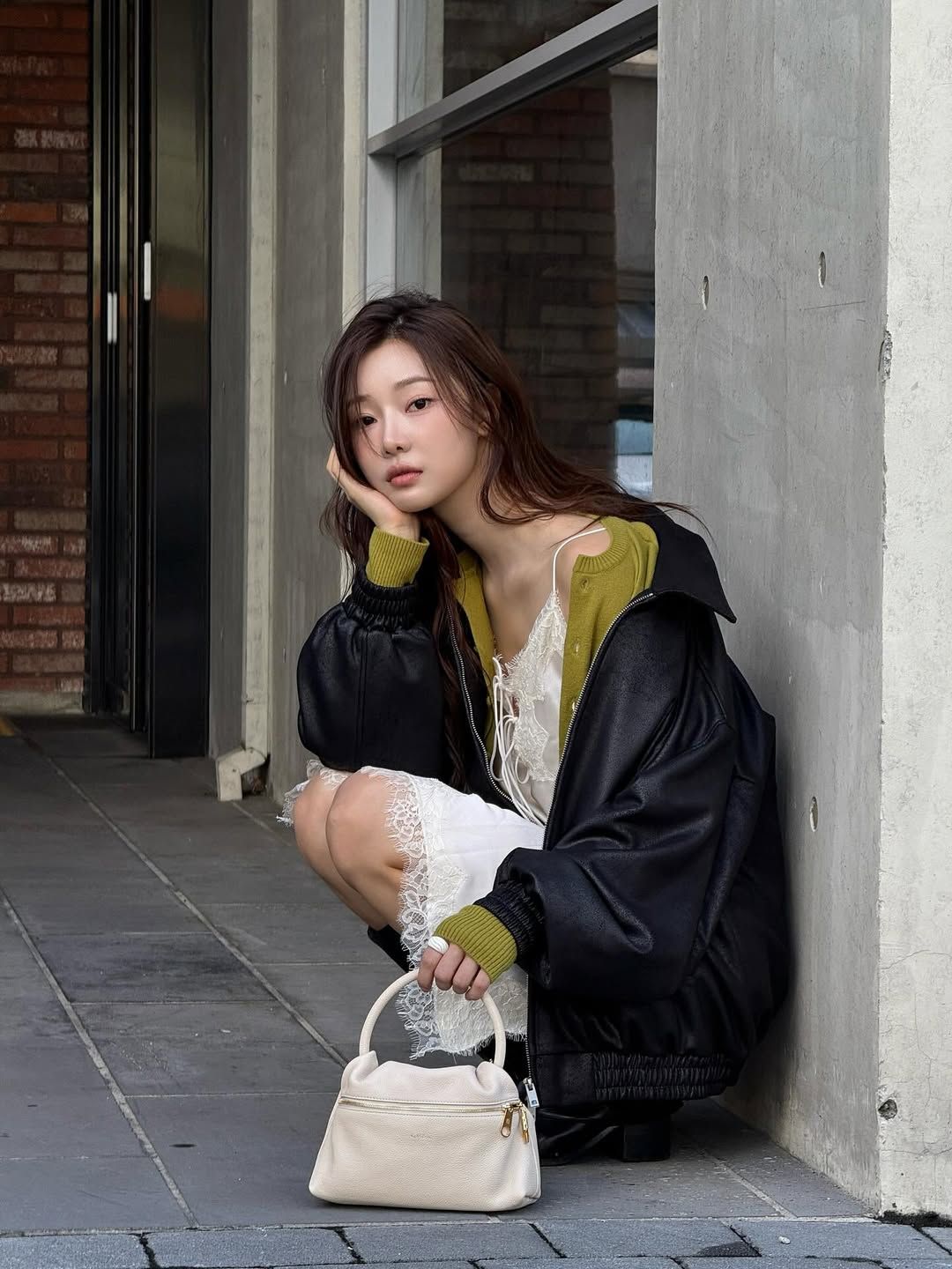 매니시한 느낌의 가죽 자켓을 실크 슬립과 매치해 색다른 분위기를 전한 이시안 @youseeany