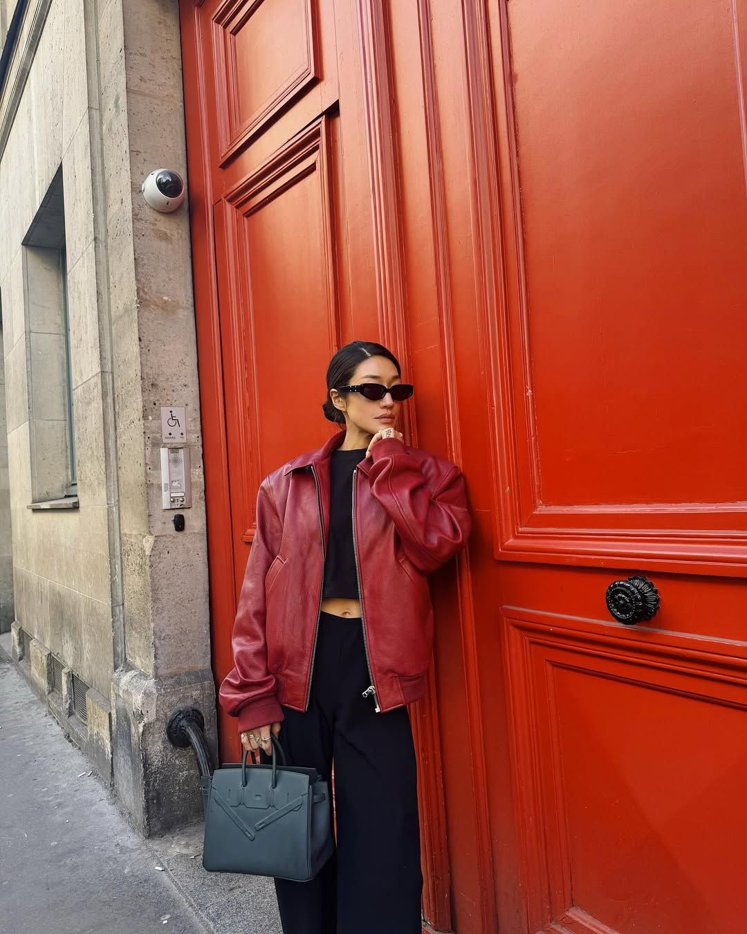 레드 컬러의 가죽 자켓으로 페기 구 특유의 개성넘치는 매력 발산 @peggygou_