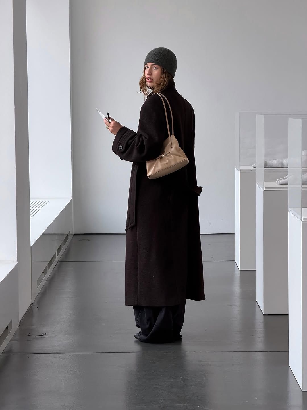 여유로운 실루엣의 브라운 롱 코트로 세련된 분위기 연출 @sina.anjulie